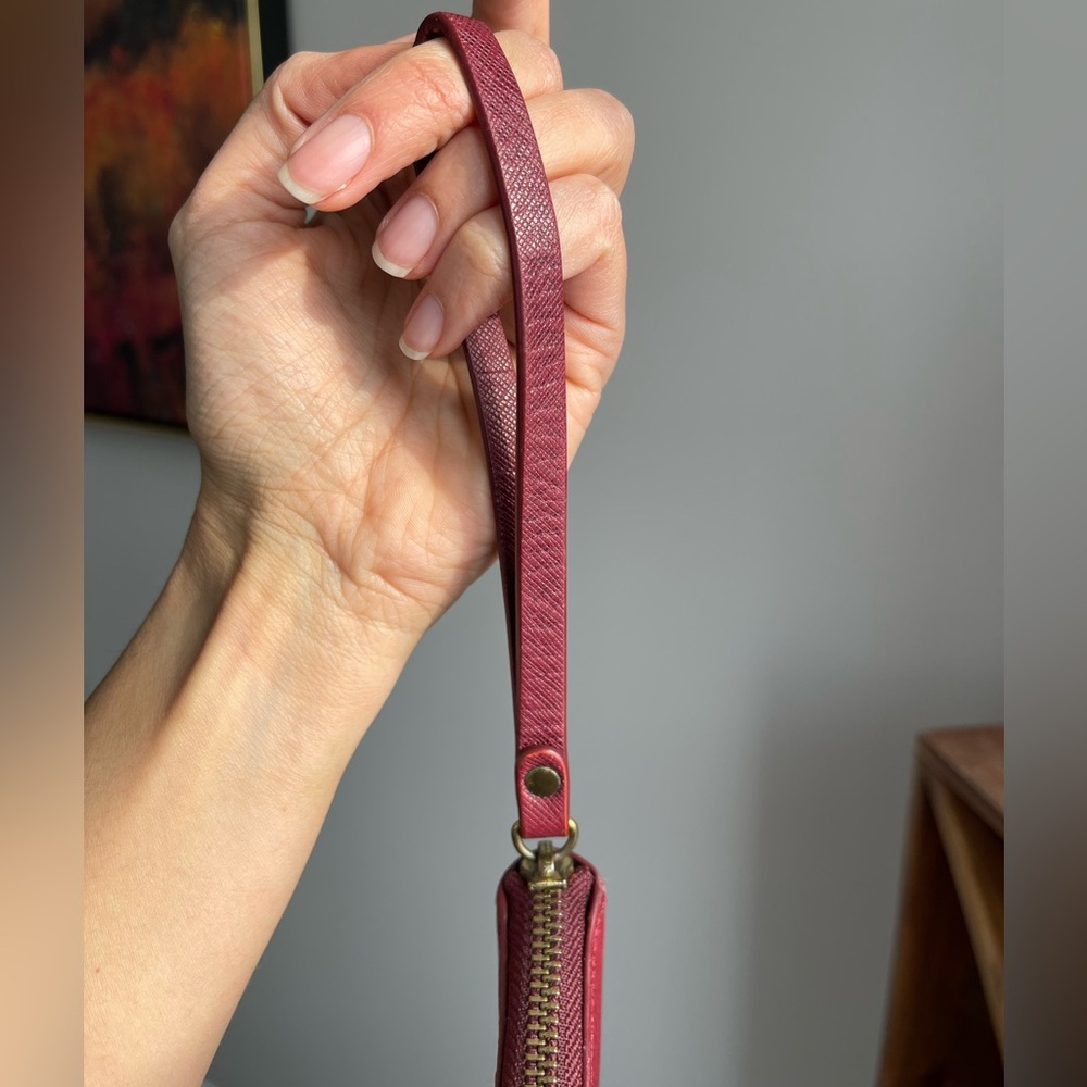 Vintage Roots Valencia wristlet wallet in red/burgundy saffiano-style leather - Picture 15 of 16